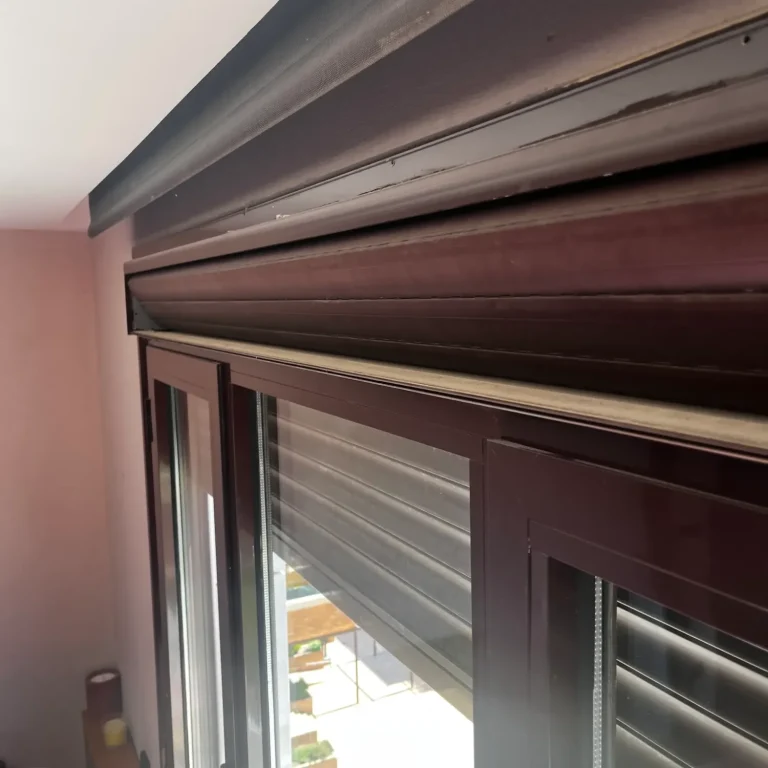 instalación de persiana enrollable en Vallecas – persiana marrón
